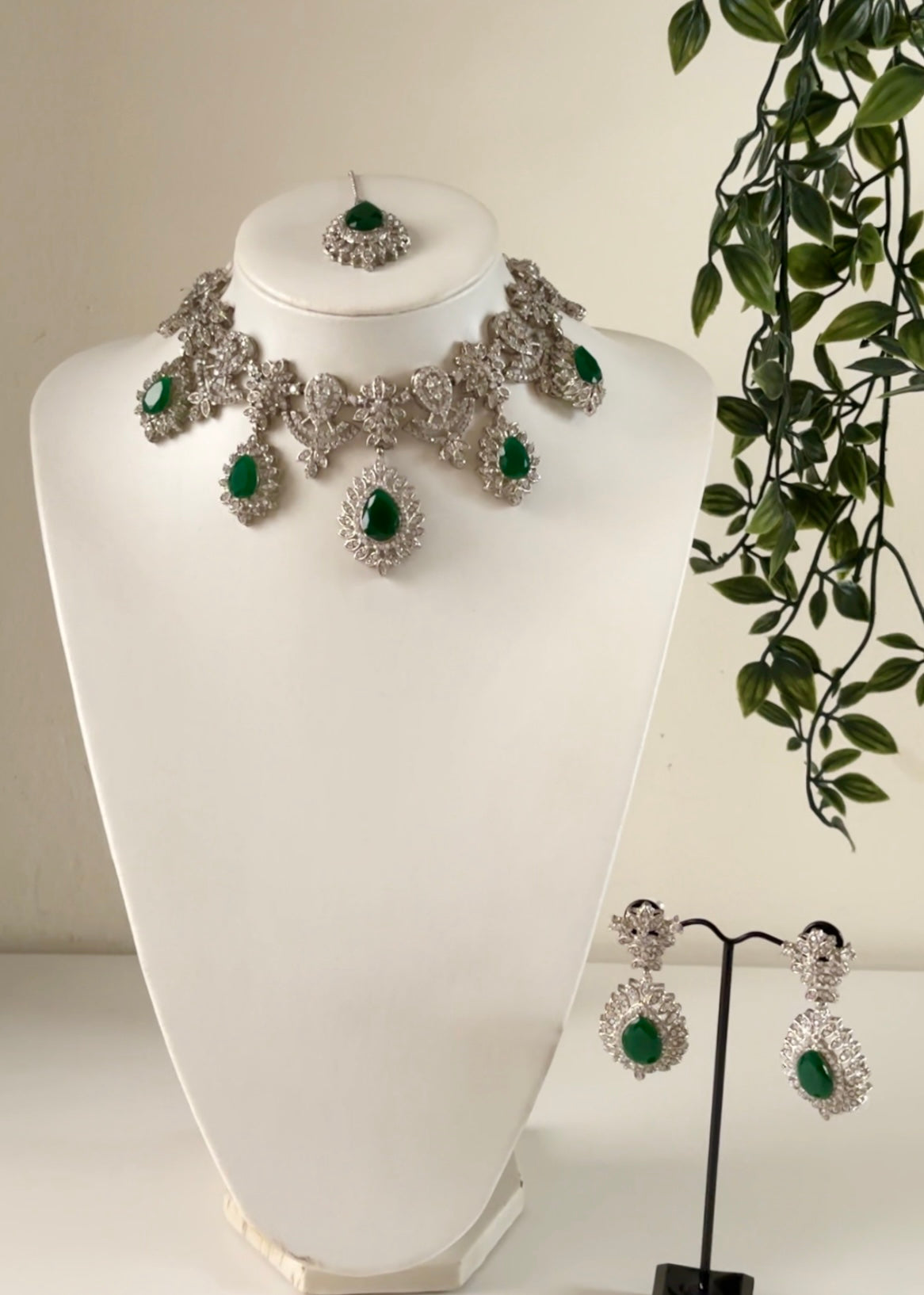 EMERALD - Silver Necklace Set