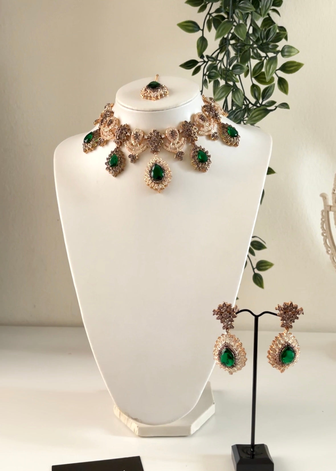 EMERALD - Silver Necklace Set