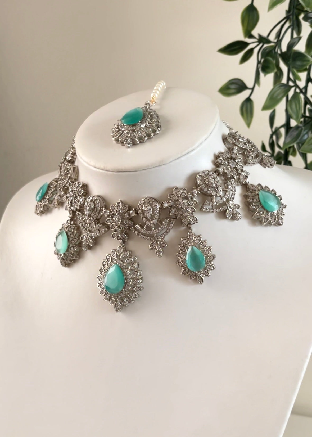 EMERALD - Silver Necklace Set