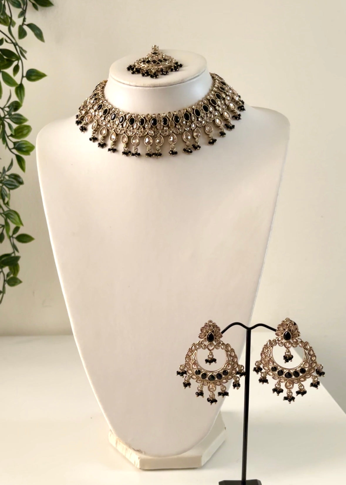 KIRAN - Black Gold Necklace Set