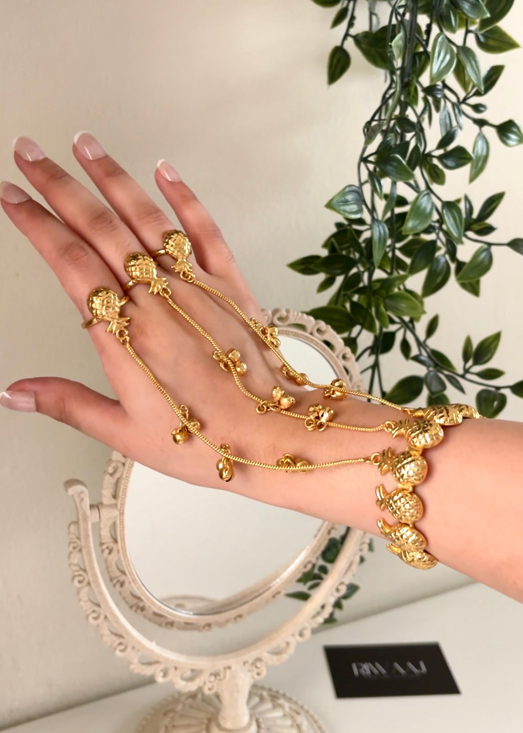 PINEAPPLE - Hathphool