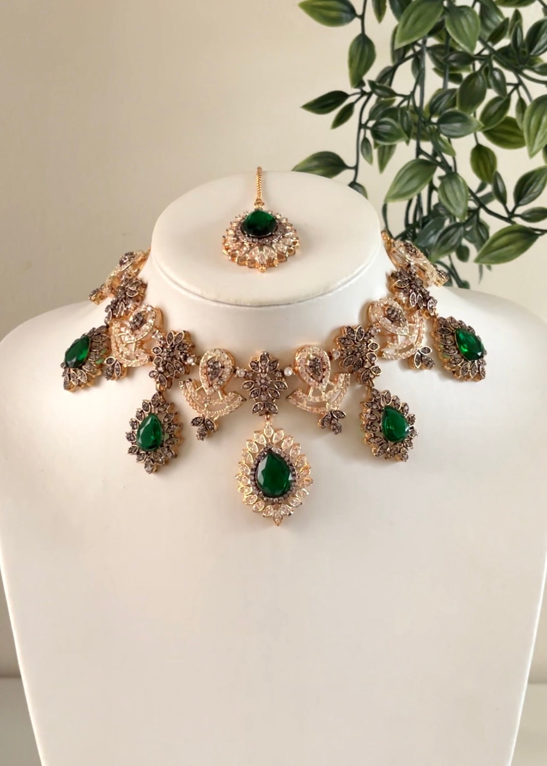 EMERALD - Silver Necklace Set
