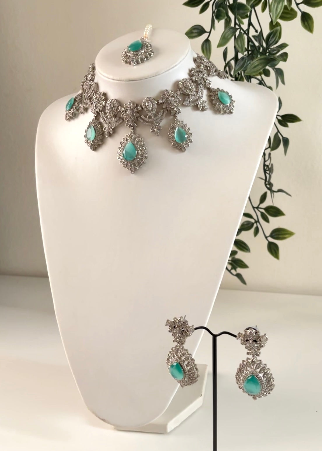 EMERALD - Silver Necklace Set