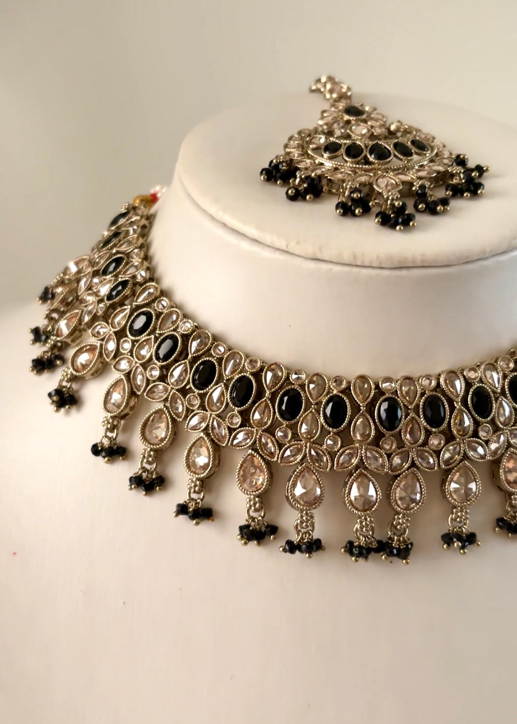 KIRAN - Black Gold Necklace Set