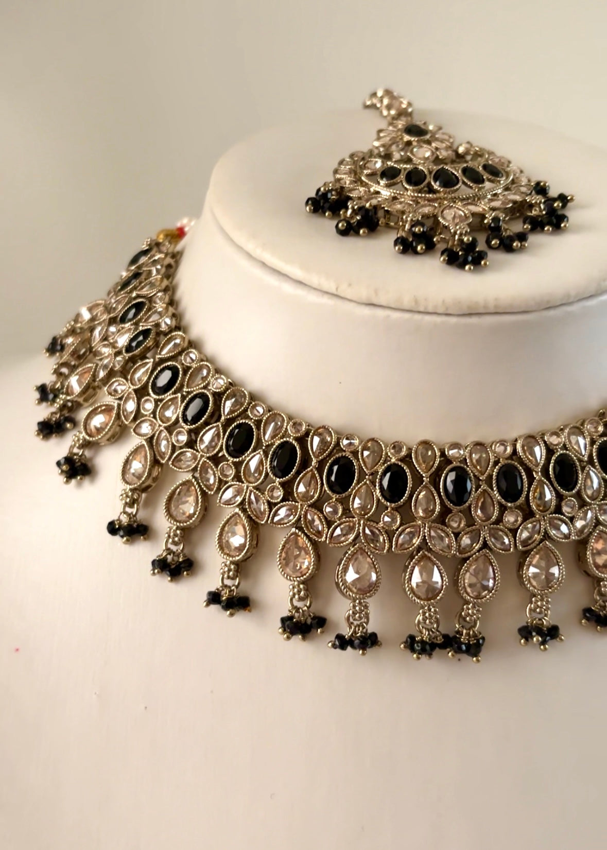 KIRAN - Black Gold Necklace Set