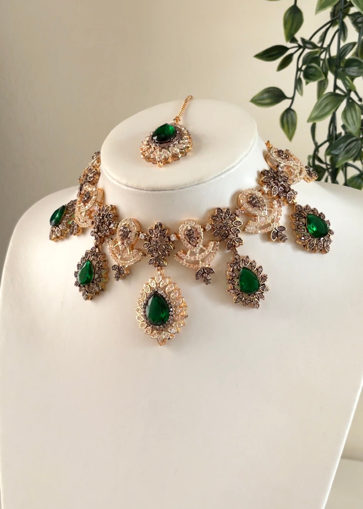 EMERALD - Silver Necklace Set