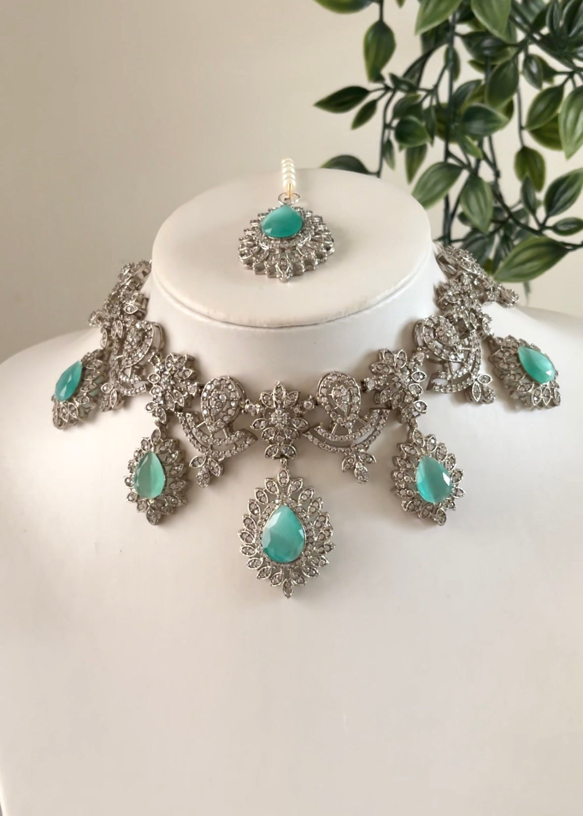 EMERALD - Silver Necklace Set